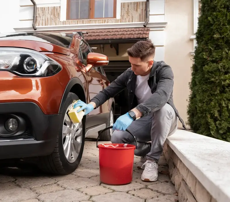 Lavage auto à domicile Rousset-les-Vignes : professionnel intervenant sur un véhicule